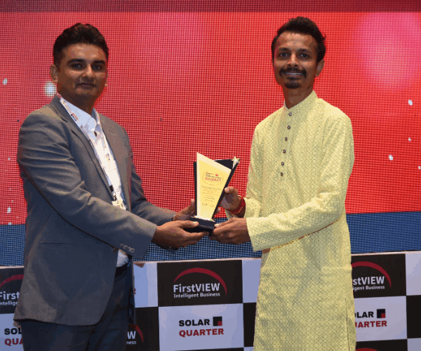 Chinta Mahiya receiving the trophy